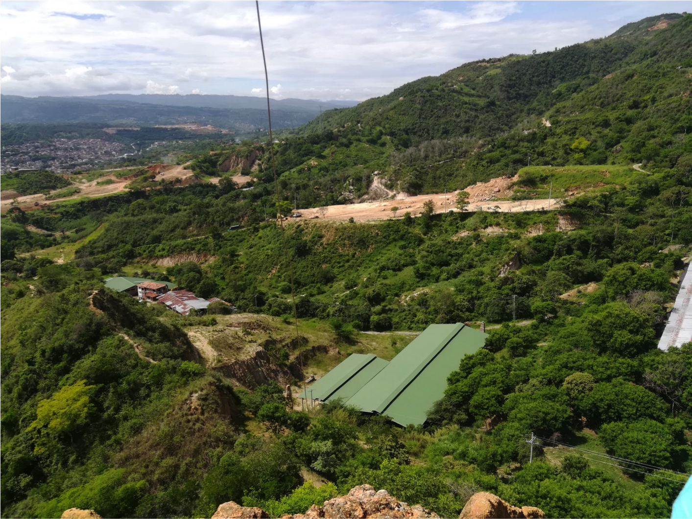 EN LA IMAGEN SE PRESENTAN LOS TECHOS DONDE SE INSTALARAN LOS PANES SOLARES.

EL AREA TOTAL DE LOS TECHOS ES DE 3000 M2.