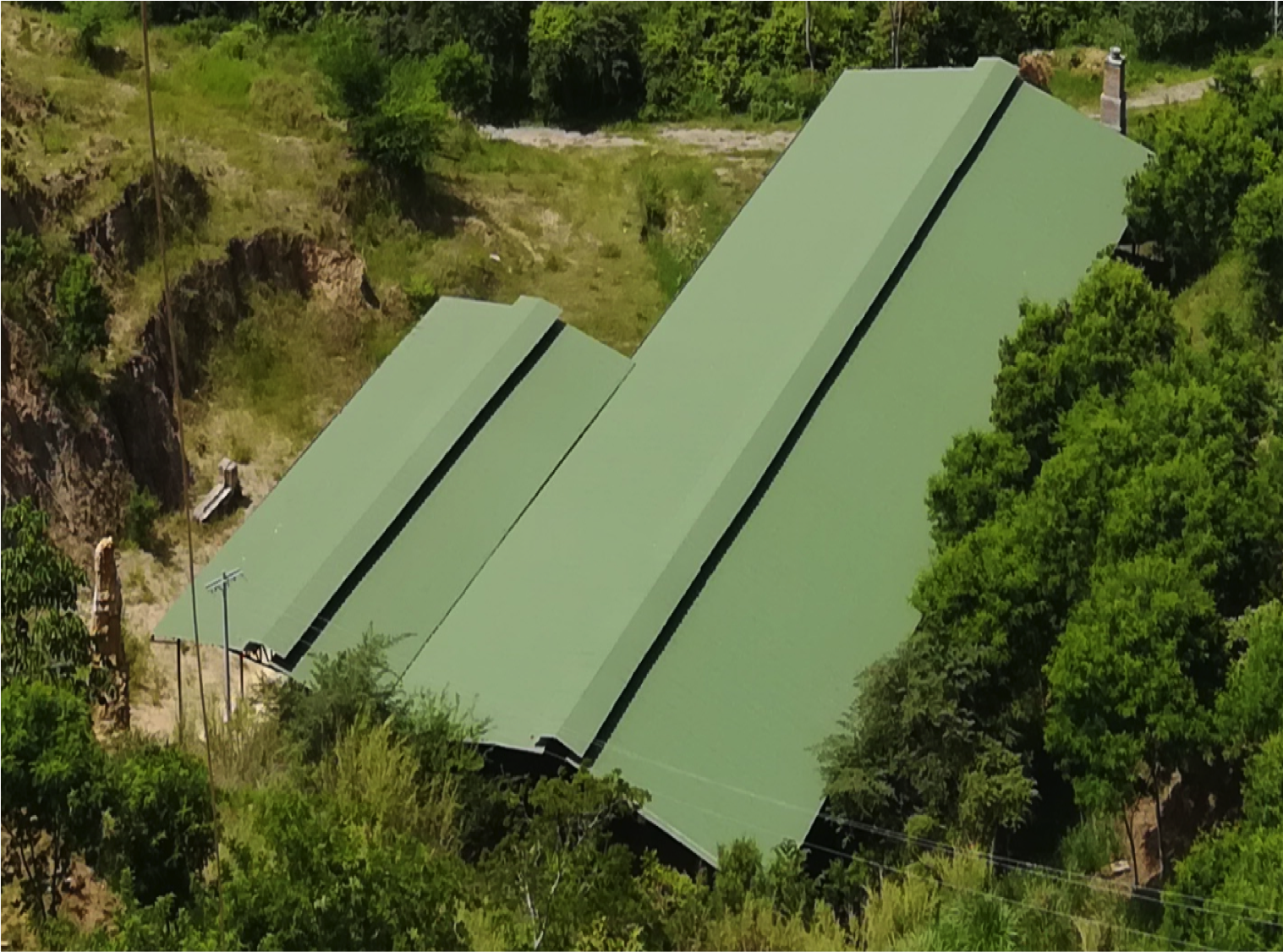 ETAPA 1.

Las dimensiones de los techos son:

El área mas grande es de 68.4*20m = 1368 m2

El área mas pequeña es de 13,7*40,4m = 553,4

La red eléctrica a 13,2 kV esta a dos metros del techo del área mas pequeña.